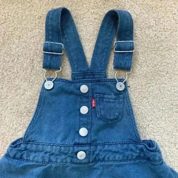 ⭐️ Levi’s denim overall dress in size kids 4-5 - Picture 2 of 6